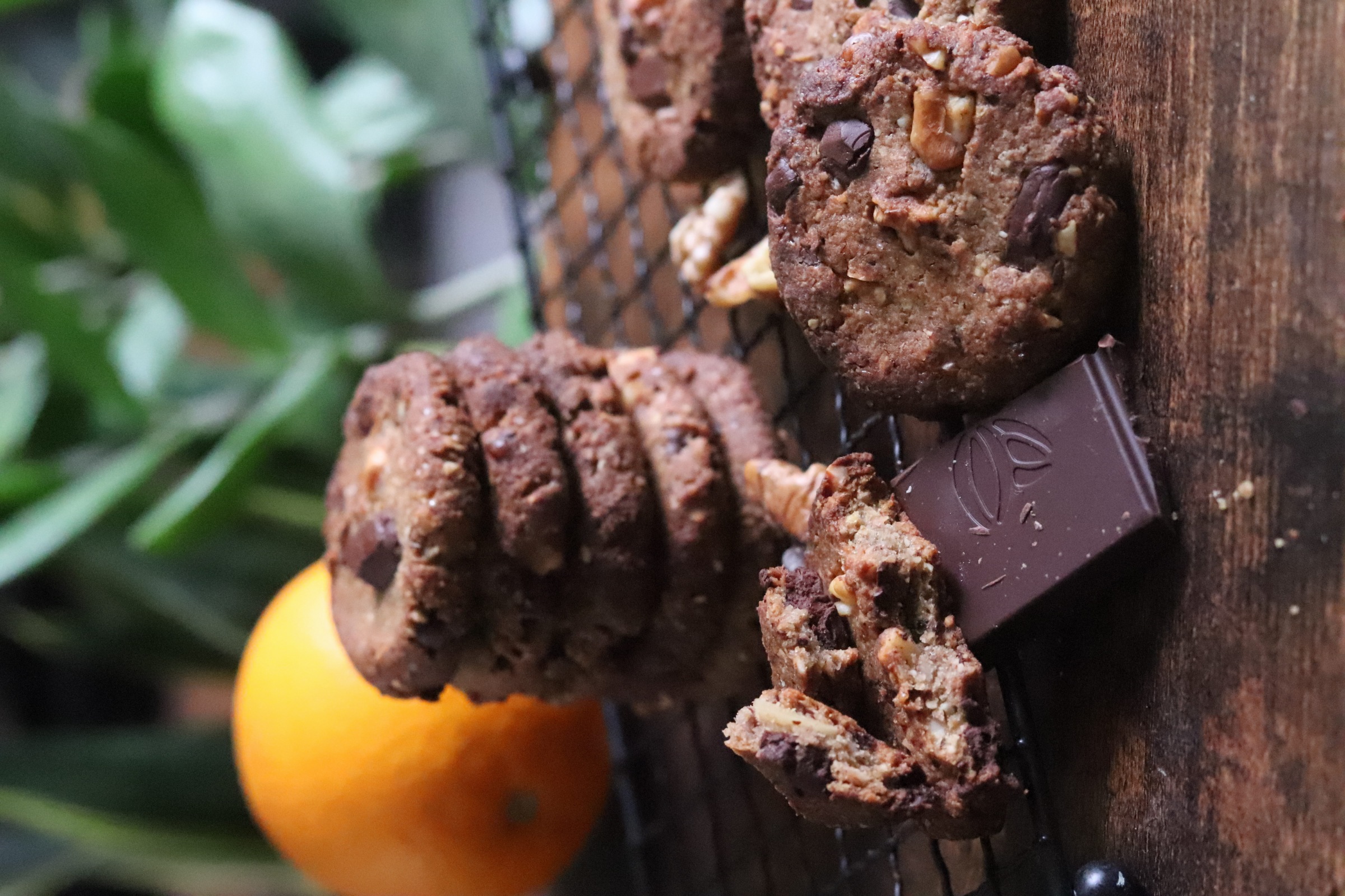 Cookies vegan et sans gluten : sarrasin, noisette, noix, éclats de chocolat noir et orange