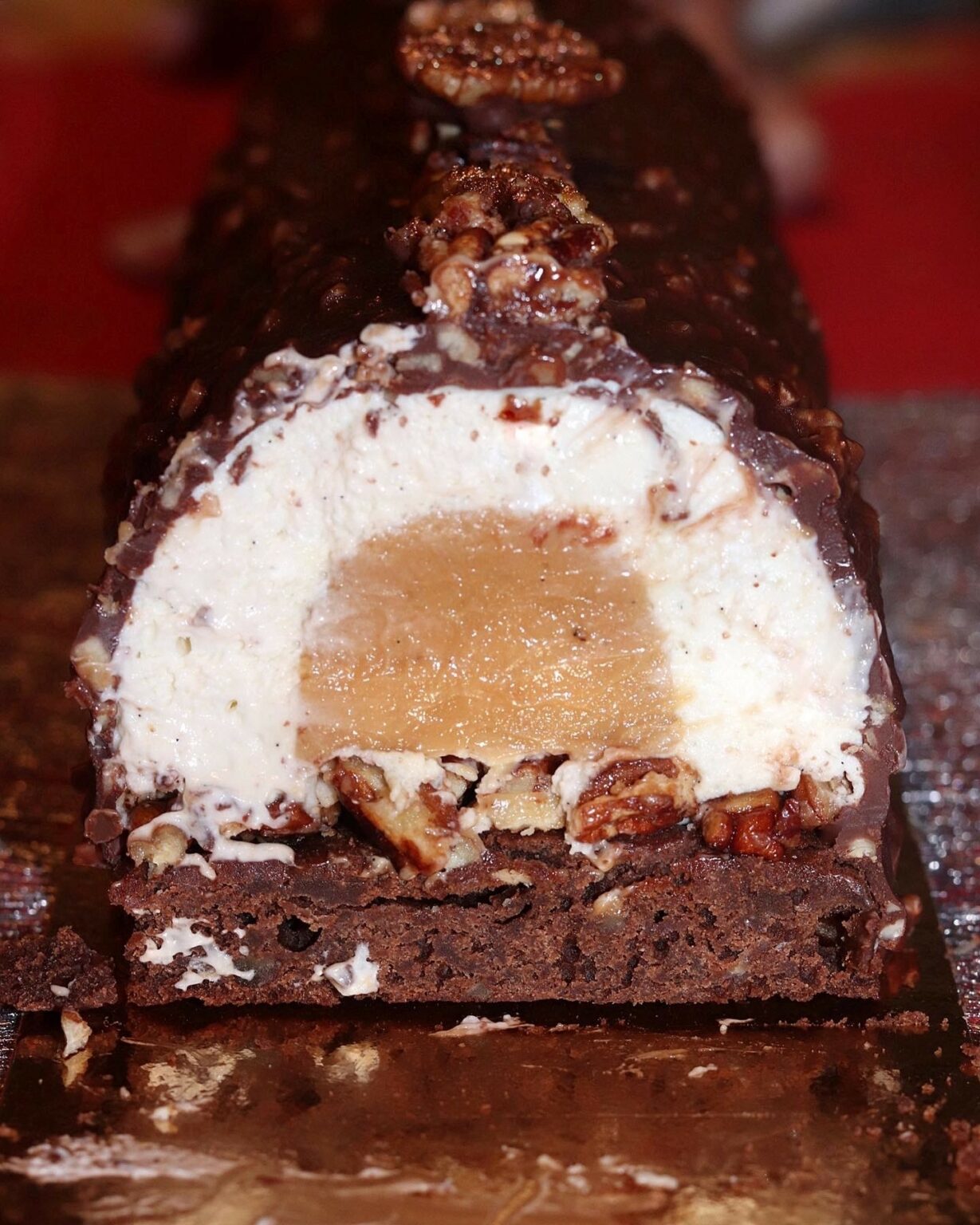 Bûche vanille crémeux caramel biscuit brownie noix de pécan