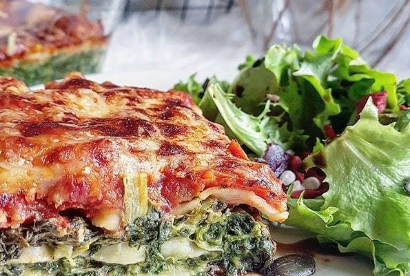 Lasagnes végétariennes épinards à la crème de soja, chèvre et sauce tomate