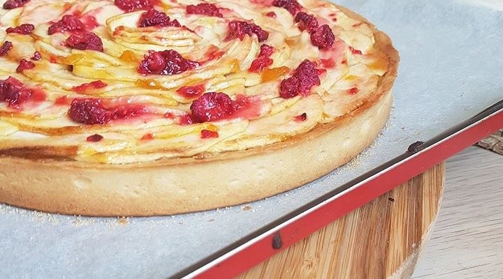 Tarte pommes, framboises, pâte sablée vanille/amande, crème d’amande et compotée de pommes vanillée.