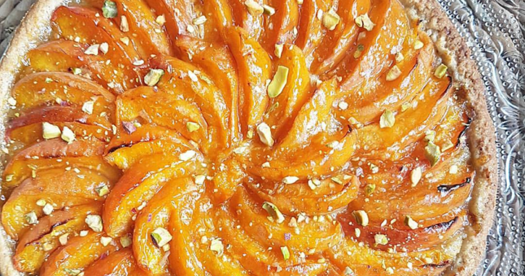 Tarte aux abricots, crème d’amande et pistache sans beurre ni matière grasse, pâte sablée amande vanille sans beurre, saine et vegan