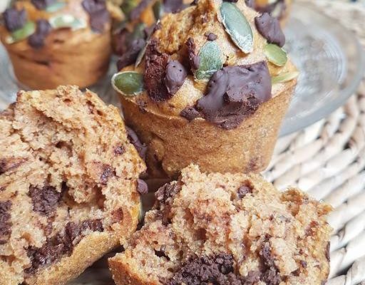 Muffins épicés à la purée de potiron, chocolat noir et graines de courge sans matières grasses, sains et vegan