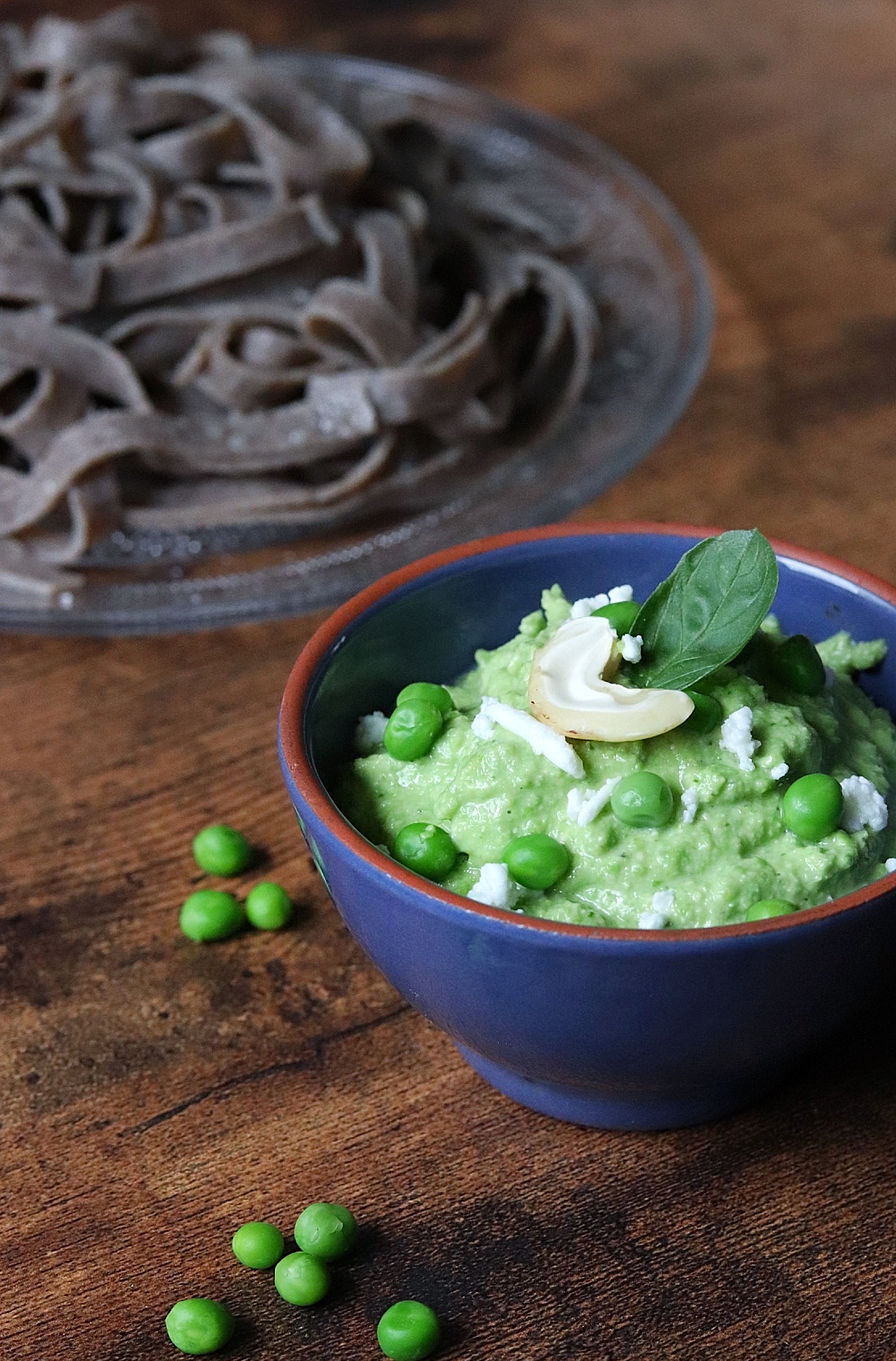Pesto vert de petits pois et basilic, féta et noix de cajou