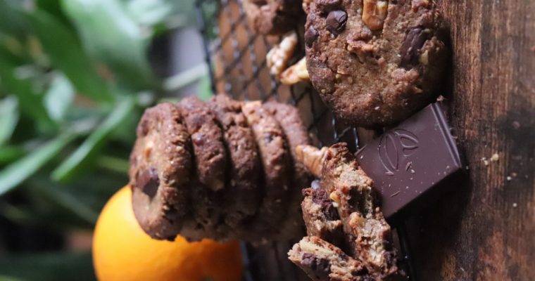 Cookies vegan et sans gluten : sarrasin, noisette, noix, éclats de chocolat noir et orange