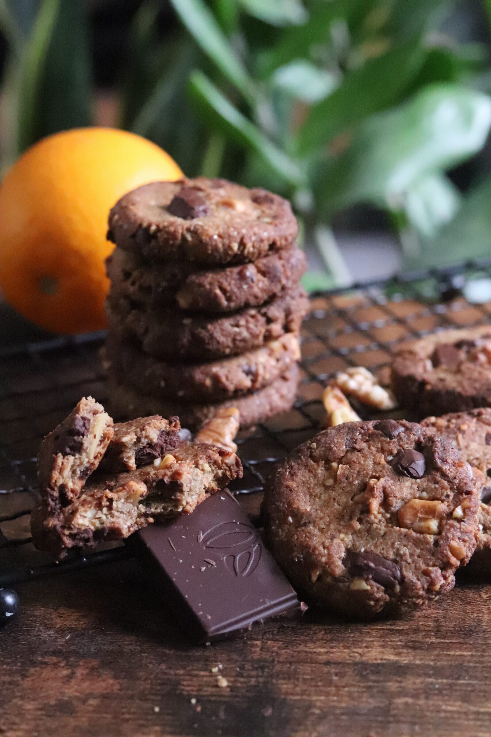 Cookies vegan et sans gluten : sarrasin, noisette, noix, éclats de chocolat noir et orange