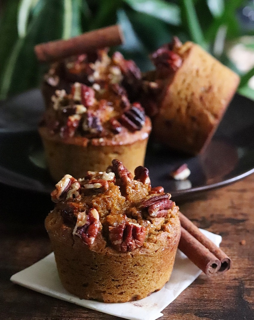 Pumpkin spice muffins sans gluten, sans matières grasses ajoutées ni sucres raffinés (muffins au potiron et aux épices)