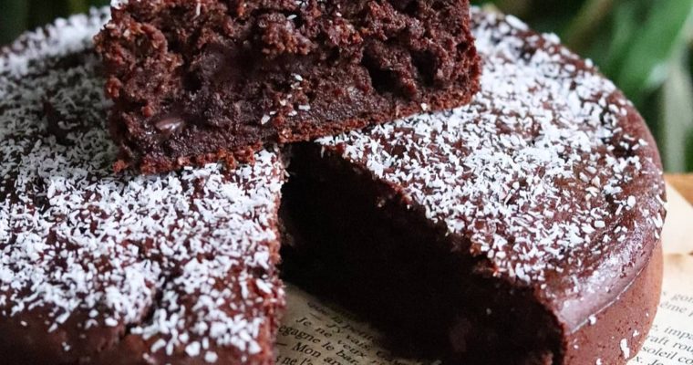 Gâteau moelleux chocolat, banane, coco. Vegan, sans gluten et peu sucré
