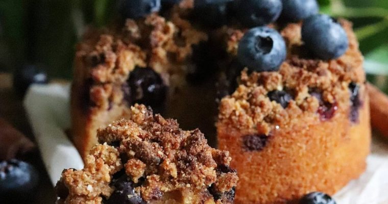 Gâteau crumble myrtilles et cannelle. Vegan, sans gluten, sans MG ajoutées